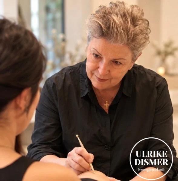 Ulrike Dismer bei der Meridianarbeit mit dem Meridianstift